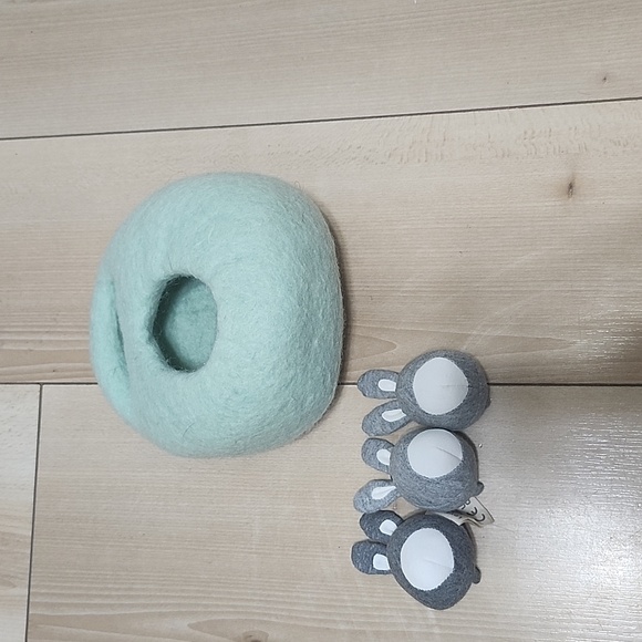 Lovevery bunnies in felt burrow qty 1 - Picture 3 of 6